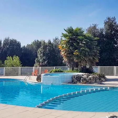 בית נופש Awesome Home In Saint-Savinien *