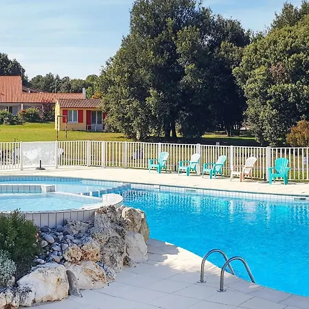 Awesome Home In Saint-Savinien בית נופש *