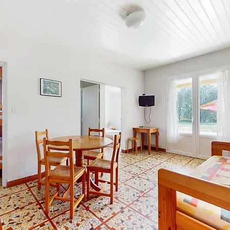 בית נופש Awesome Home In Saint-Savinien